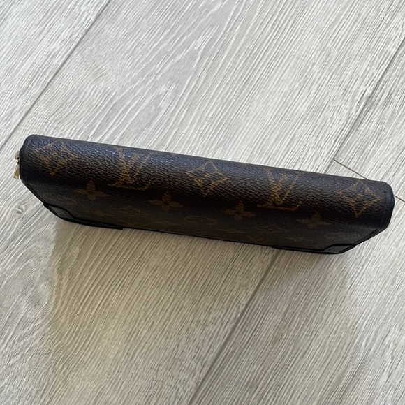 Louis Vuitton iconic logo zippy wallet - Picture 12 of 17